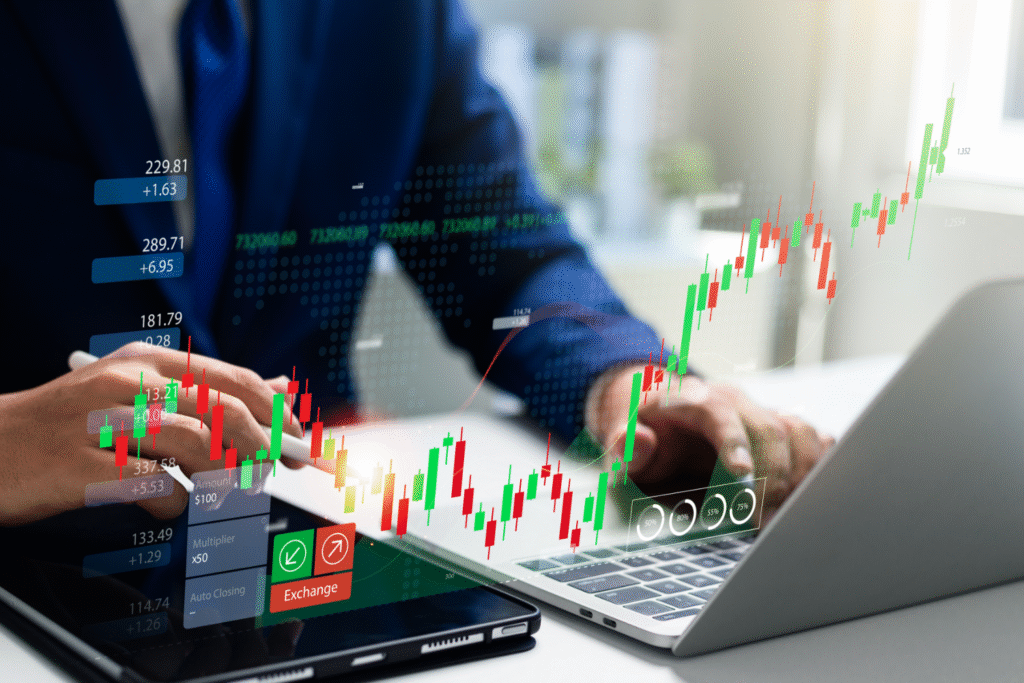 Person analysiert Finanzmärkte mit Laptop und Tablet; eingeblendete Candlestick-Charts und statistische Daten symbolisieren Marktvolatilität und Risikomanagement.